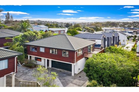 Photo of property in 2/5 Anne Road, Hillcrest, Auckland, 0627