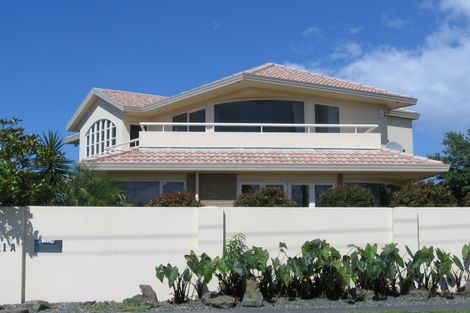 Photo of property in 1/1 Hyde Road, Rothesay Bay, Auckland, 0630