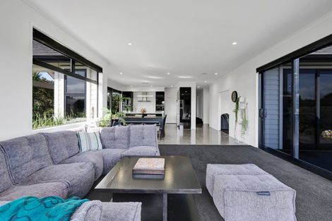 Photo of property in 6 Pebble Beach Court, Waiwhakaiho, New Plymouth, 4312