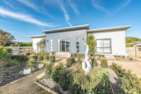 Photo of property in 14 Golf Vue Place, Castlecliff, Whanganui, 4501