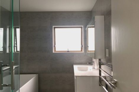 Photo of property in 1/18 Wernham Place, Northcote, Auckland, 0626