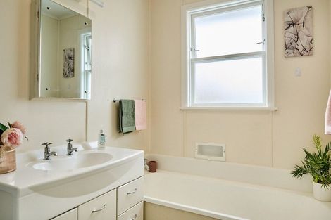 Photo of property in 30 Mana View Road, Paremata, Porirua, 5026