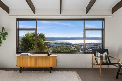 Photo of property in 21 Denholm Road, Hospital Hill, Napier, 4110