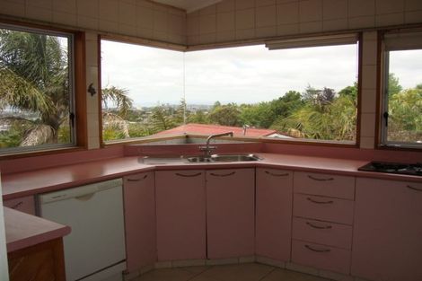 Photo of property in 635 Glenfield Road, Totara Vale, Auckland, 0629