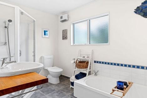 Photo of property in 18 Marram Way, Peka Peka, Waikanae, 5391