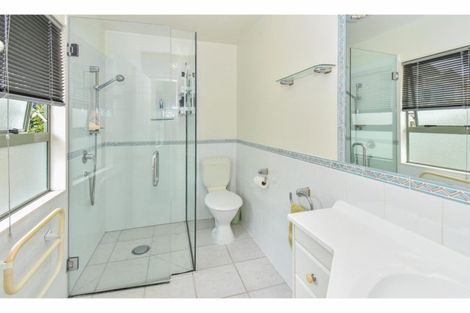 Photo of property in 2/61 Ribbonwood Crescent, Goodwood Heights, Auckland, 2105