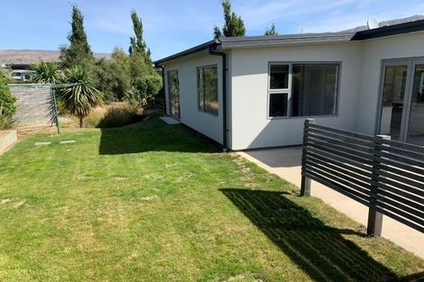 Photo of property in 2 Kahu Close, Wanaka, 9305
