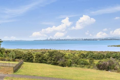 Photo of property in 14 Longbush Road, Te Atatu Peninsula, Auckland, 0610