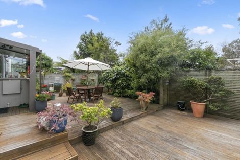 Photo of property in 211 Miromiro Road, Normandale, Lower Hutt, 5010