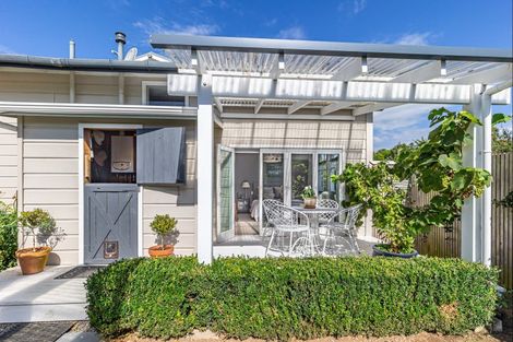 Photo of property in 214 Heatherlea Road East, Levin, 5571