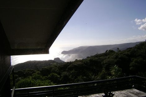 Photo of property in 23 Te Ahuahu Road, Piha, New Lynn, 0772