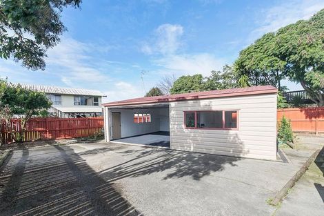 Photo of property in 40 Beach Road, Te Atatu Peninsula, Auckland, 0610