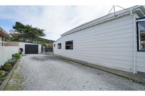 Photo of property in 220 Marine Parade, Bluff, 9814