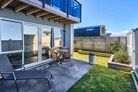 Photo of property in 28 Domett Street, Newlands, Wellington, 6037