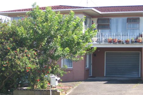 Photo of property in 1/1 Woodcote Drive, Glenfield, Auckland, 0629