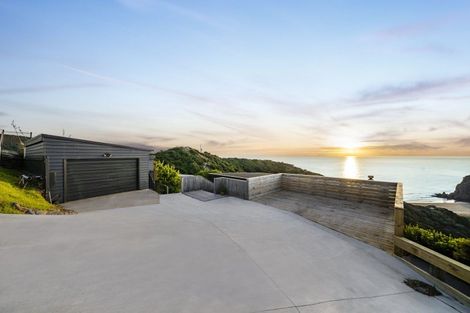 Photo of property in 81 Piha Road, Piha, New Lynn, 0772