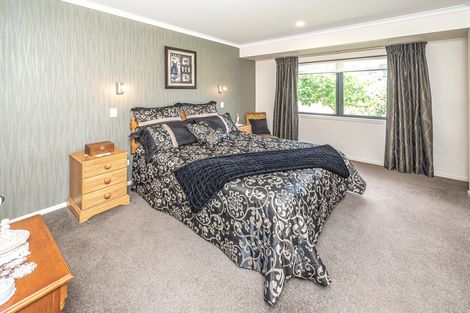 Photo of property in Caversham Park, 2/33 Caversham Road, Westmere, Whanganui, 4501