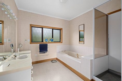 Photo of property in 27 Motu Road, Kumeu, 0891