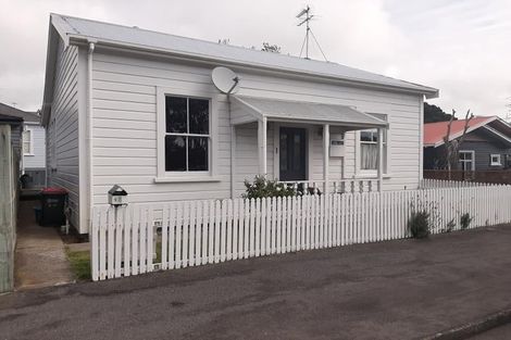 Photo of property in 1 Gaine Street, New Plymouth, 4310