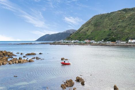 Photo of property in 8 Owhiro Bay Parade, Island Bay, Wellington, 6023