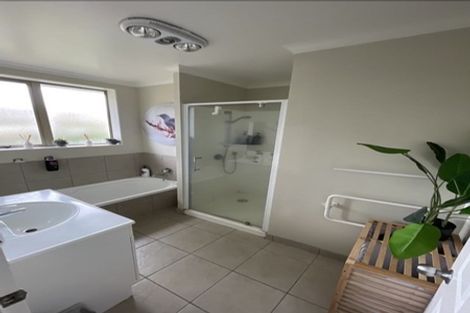 Photo of property in 28 Kathleen Reece Place, Waiuku, 2123