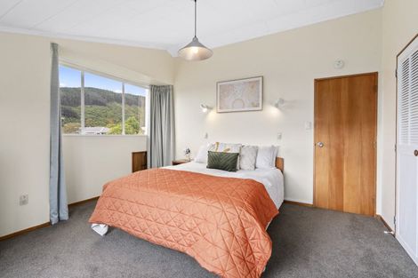Photo of property in 72 Raroa Terrace, Tawa, Wellington, 5028