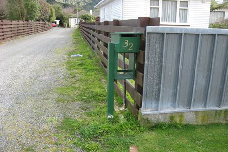 Photo of property in 32 Peel Place, Wainuiomata, Lower Hutt, 5014