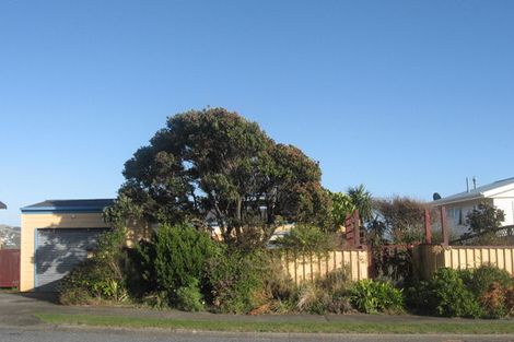 Photo of property in 143 Gloaming Hill, Titahi Bay, Porirua, 5022