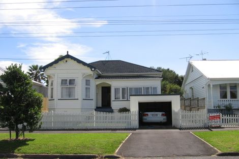 Photo of property in 19 William Bond Street, Stanley Point, Auckland, 0624