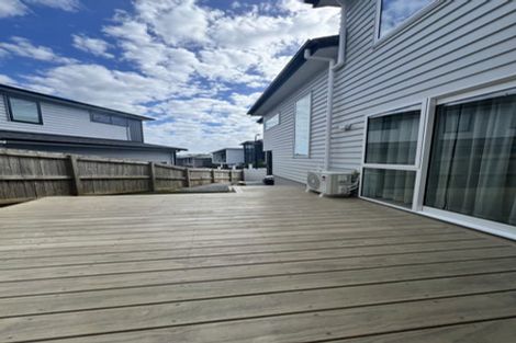 Photo of property in 8 Hooten Place, Oteha, Auckland, 0632