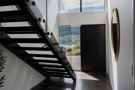 Photo of property in 8 Spring Hill Road, Kelvin Heights, Queenstown, 9300