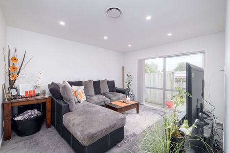 Photo of property in 11 Ingleby Place, Kelston, Auckland, 0602