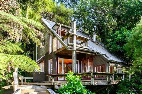 Photo of property in 40 Otitori Bay Road, Titirangi, Auckland, 0604