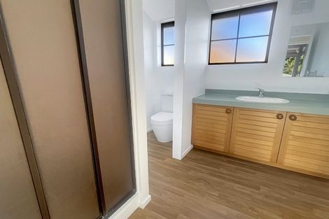 Photo of property in 2/136 Karori Road, Karori, Wellington, 6012