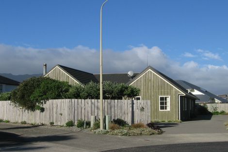 Photo of property in 14 Olliver Grove, Waikanae Beach, Waikanae, 5036