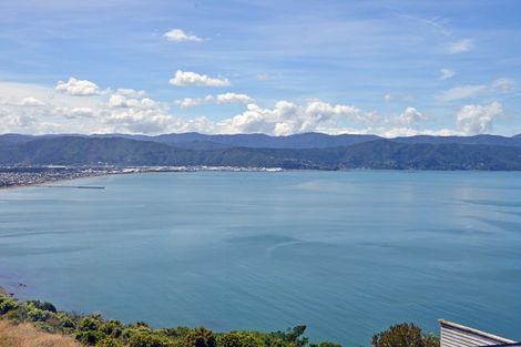 Photo of property in 19 Bendigo Grove, Newlands, Wellington, 6037