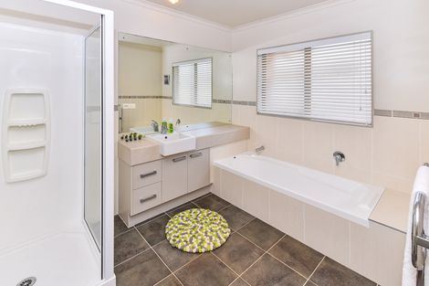 Photo of property in 20 Aberdeen Crescent, Wattle Downs, Auckland, 2103