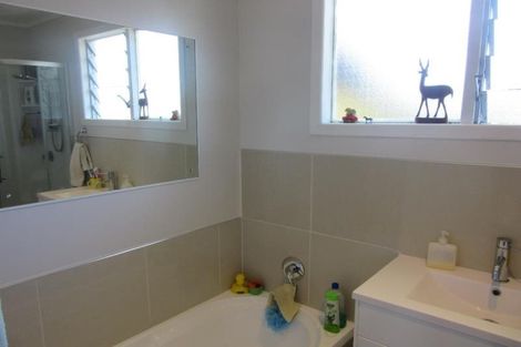 Photo of property in 1/28 Merton Avenue, Glenfield, Auckland, 0627