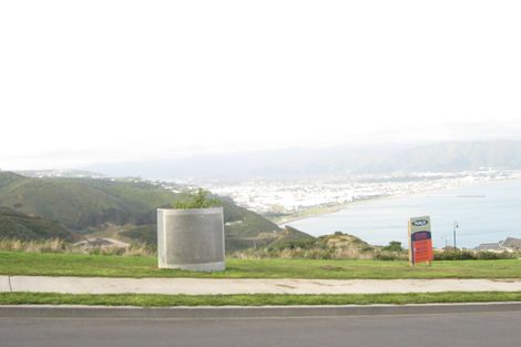 Photo of property in 61 Tamworth Crescent, Newlands, Wellington, 6037