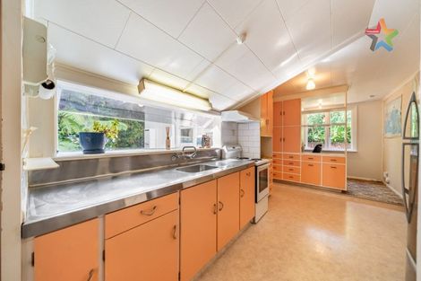 Photo of property in 32 Waitohu Road, York Bay, Lower Hutt, 5013