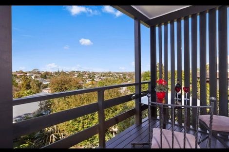 Photo of property in 15 Ravenwood Drive, Forrest Hill, Auckland, 0620