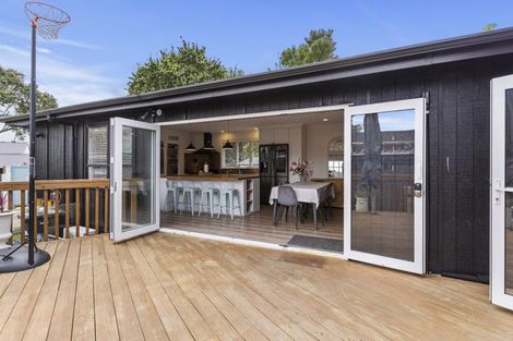 Photo of property in 24 Tauhinu Road, Greenhithe, Auckland, 0632