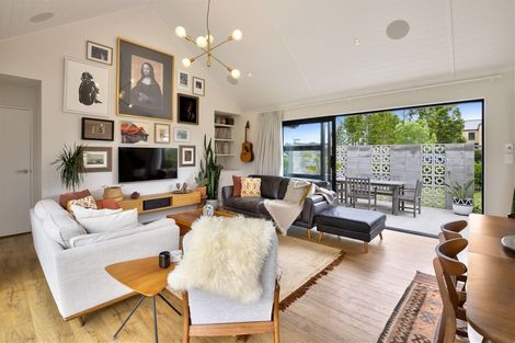 Photo of property in 2 Len Ireland Drive, Kumeu, 0810