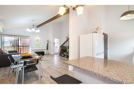 Photo of property in 2/6 Sovereign Place, Glenfield, Auckland, 0629