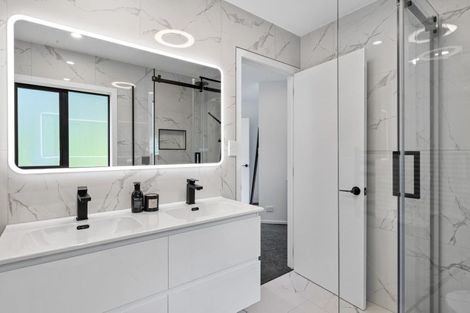 Photo of property in 25 Longfellow Parade, Glen Eden, Auckland, 0604