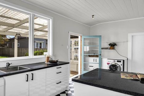 Photo of property in 15 Kelvin Street, Aramoho, Whanganui, 4500