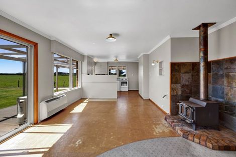 Photo of property in 1904 South Road, Kaupokonui, 4678