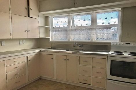 Photo of property in 28 Archibald Road, Kelston, Auckland, 0602