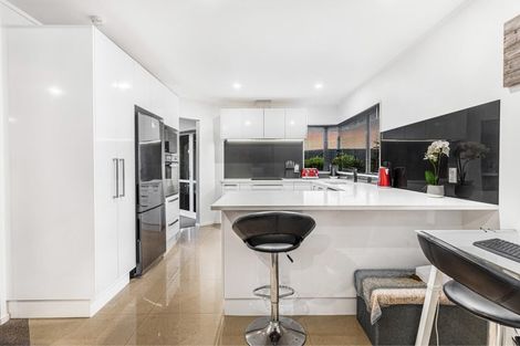 Photo of property in 6 Hanly Close, West Harbour, Auckland, 0618