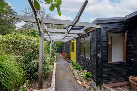 Photo of property in 37 York Road, Titirangi, Auckland, 0604